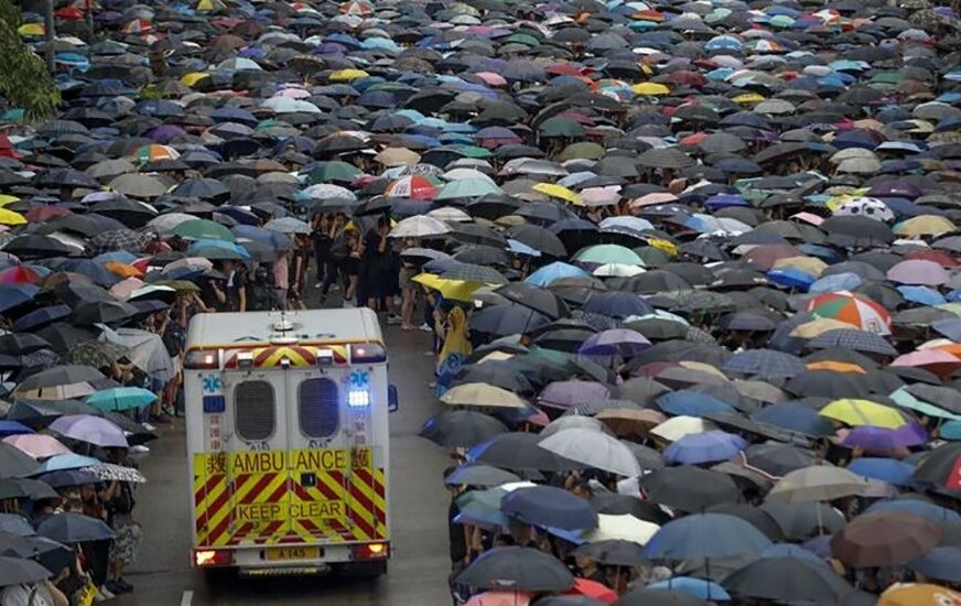 NE ODUSTAJU Desetine hiljada demonstranata protestuje u Hongkongu