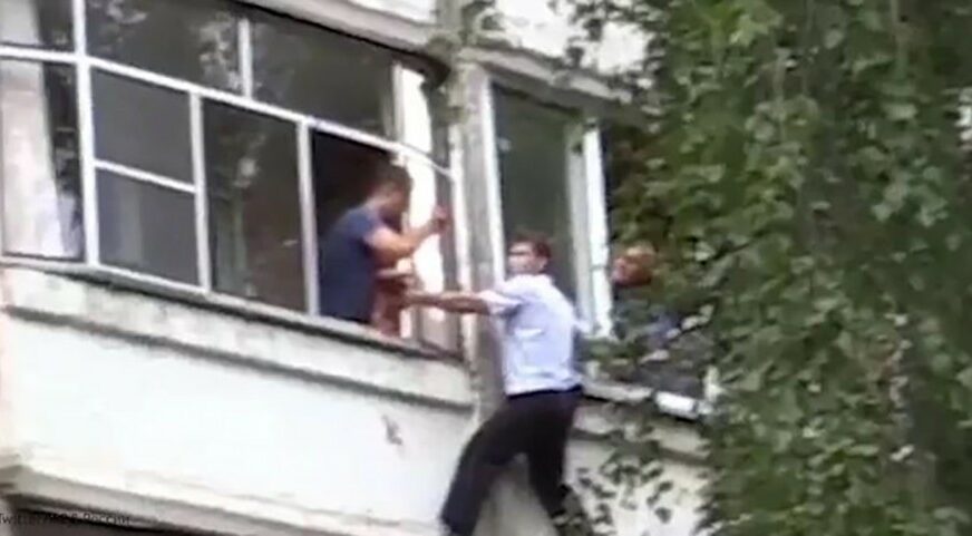 POLICAJAC HEROJ Spasio bebu koju je pijani otac htio da BACI NA ZEMLJU (VIDEO)