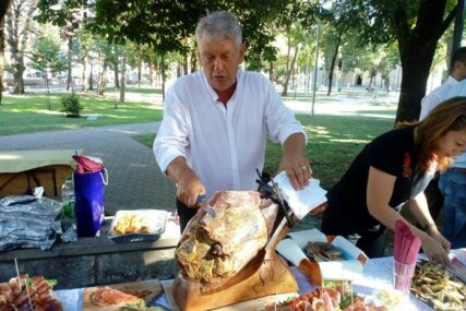 SAJAM OKUPIO MEDARE I VINARE Hercegovačke delicije u gradskom parku u Trebinju