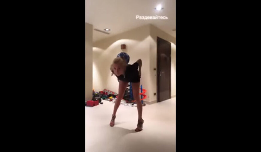 MUŠKARCI PADAJU U TRANS Žena fudbalera skinula haljinu sa loptom na vratu (VIDEO)