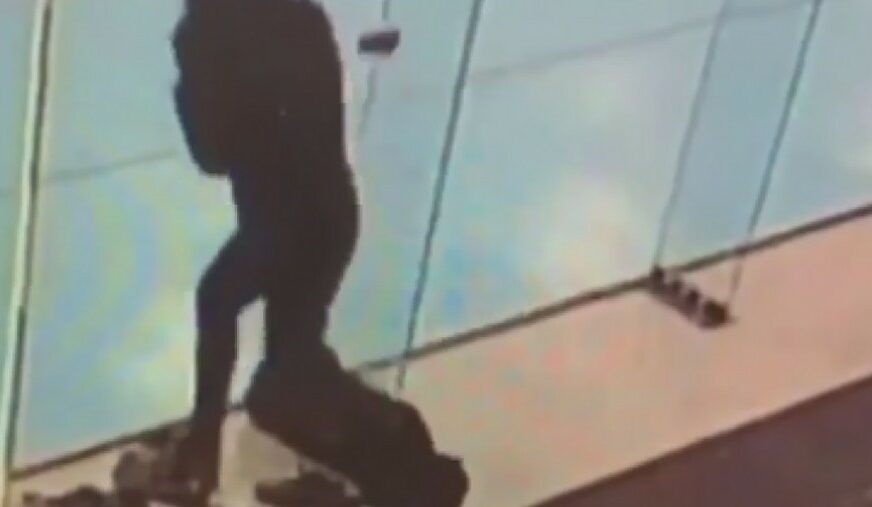 ZANIJELA SE Djevojka udarala glavom o staklo, tek iz četvrte pogodila izlaz (VIDEO)