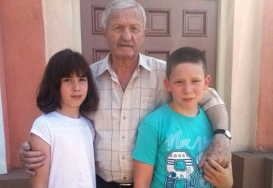 OSAM DECENIJA VJERAN ZAVIČAJU Penzioner i nostalgičar iz Kostajnice uspomene dijeli s unucima