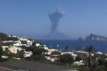 AKTIVIRAO SE VULKAN Eruptirao Stromboli u Italiji, turisti PREPLAŠENI BJEŽALI (VIDEO)