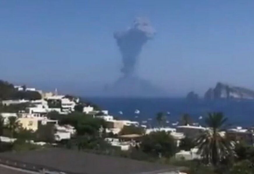AKTIVIRAO SE VULKAN Eruptirao Stromboli u Italiji, turisti PREPLAŠENI BJEŽALI (VIDEO)