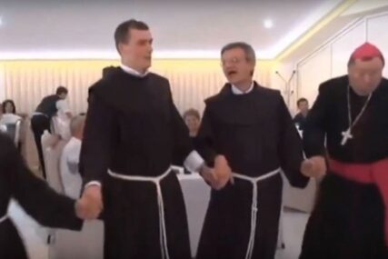 RASPLESANI FRATRI Kako izgleda kada katolički sveštenici zaigraju UŽIČKO KOLO (VIDEO)