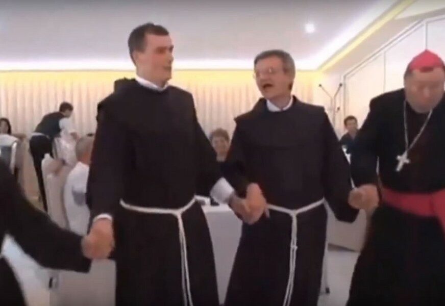 RASPLESANI FRATRI Kako izgleda kada katolički sveštenici zaigraju UŽIČKO KOLO (VIDEO)