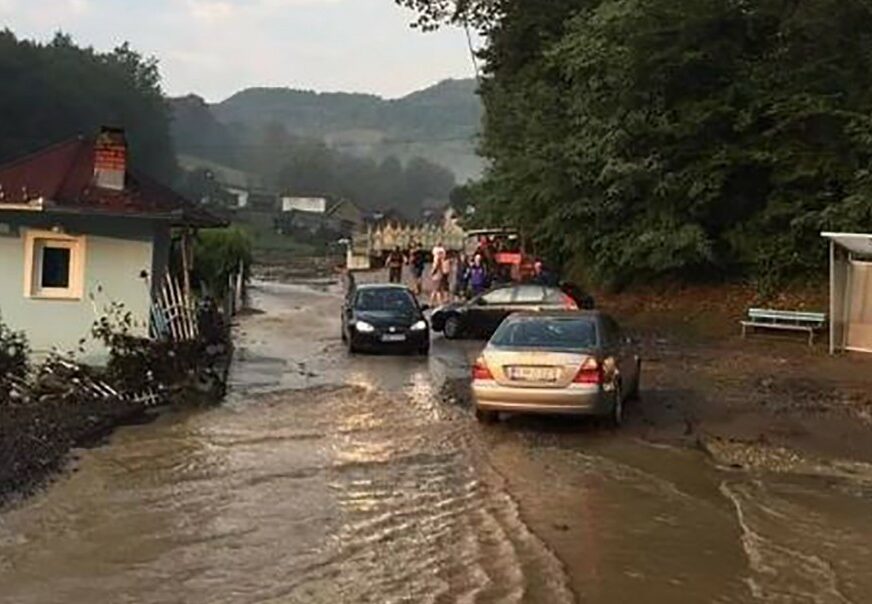 PROCJENA ŠTETE OD NEVREMENA U Tešnju poplavljeno 220 stambenih objekata, pokrenuto 20 klizišta