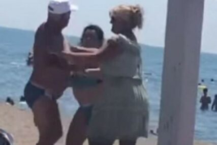 BRAČNI PAR U ŽARU BORBE Muškarac i žena se potukli na plaži (VIDEO)