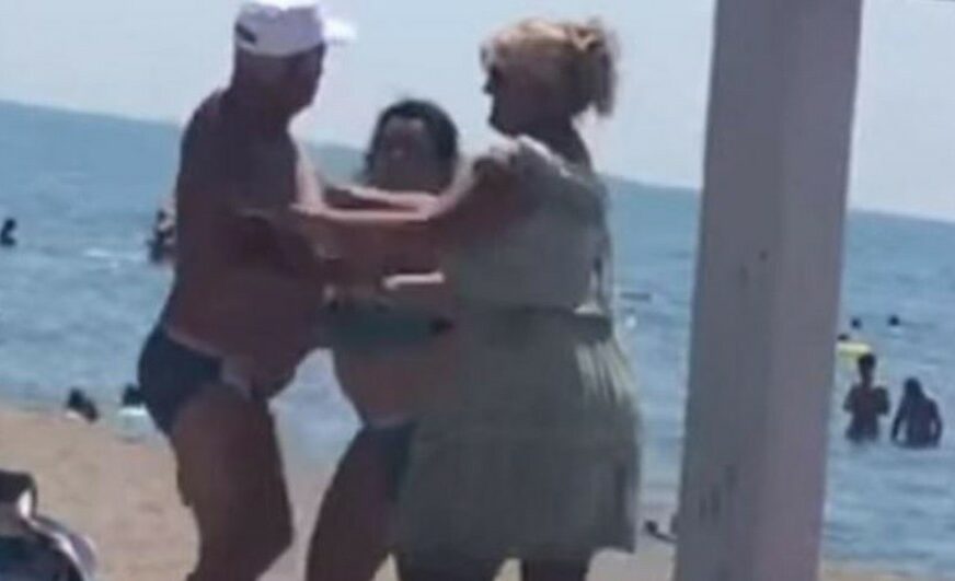 BRAČNI PAR U ŽARU BORBE Muškarac i žena se potukli na plaži (VIDEO)