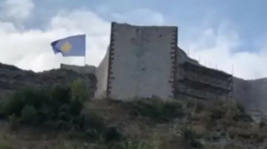NOVA ALBANSKA AGRESIJA Zastava Kosova na Novom Brdu OGROMNA PROVOKACIJA