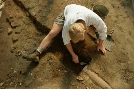 IMAJU KOŽU I KOSU, NOSE NAKIT Arheolozi pronašli grobnicu sa 227 ostataka žrtvovane djece