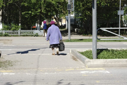 “MLAĐU JE PUSTIO, A JA DOBILA KAZNU” Baka Jovanka (91) zbog prelaska ulice van pješačkog MORA U ZATVOR