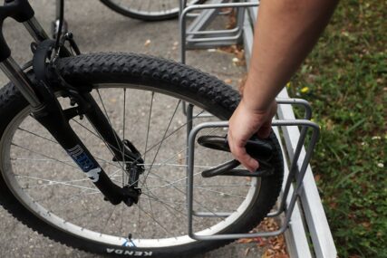 JURNJAVA ZA SRBINOM U ITALIJI Usred dana ukrao bicikl, vlasnica URLALA i jurila za njim