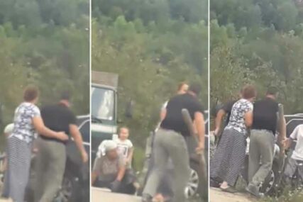 STRAVIČNU SCENU GLEDALO DIJETE Zbog parkinga krenuo na ženu S KOCEM U RUCI (VIDEO)