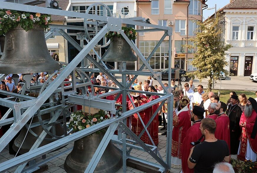 RADOVI ZAPOČETI 1994. GODINE U Derventi osveštano pet zvona za Saborni hram