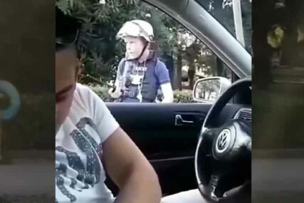 SAN SVAKOG DJEČAKA Kada ON reguliše saobraćaj svi pažljivo voze i rado mu daju dokumente (VIDEO)
