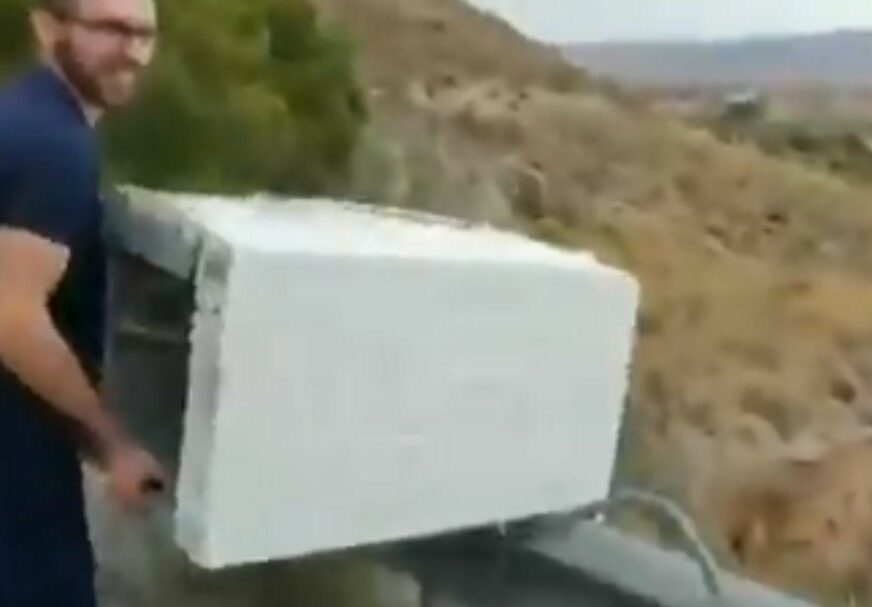 Bacio frižider niz liticu, za KAZNU ga morao IZVUĆI na vrh (VIDEO)