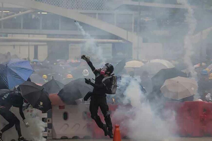 PROTEST U HONG KONGU Policija suzavcem rastjeruje demonstrante