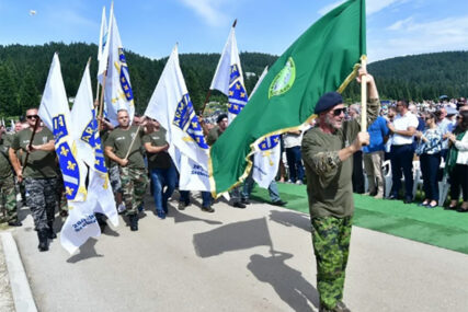 MANIFESTACIJA NA IGMANU Postrojavanje pod ratnim zastavama takozvane Armije BiH