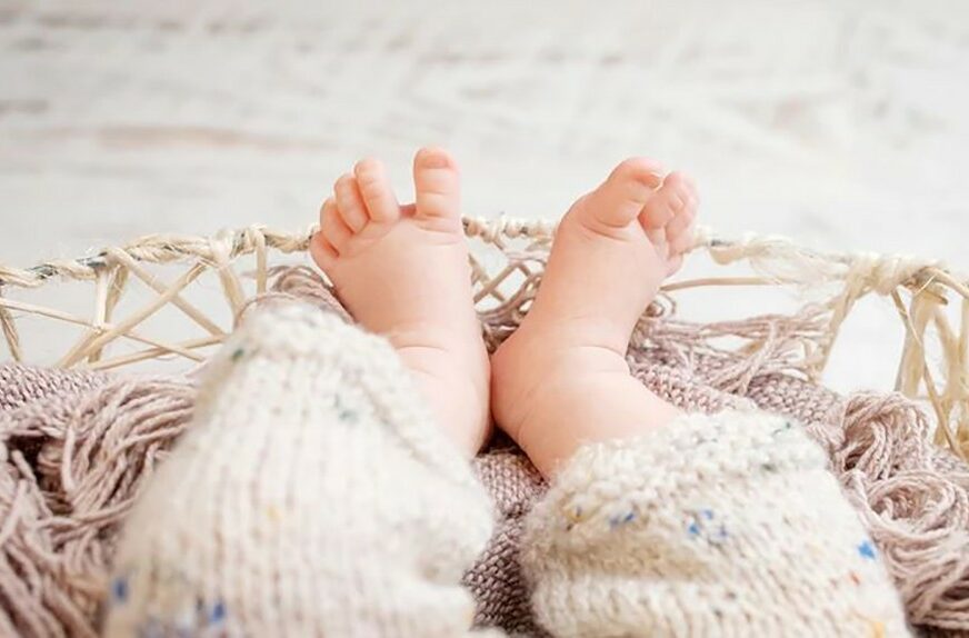 GREŠKA DADILJE Beba rođena nakon šest pobačaja preminula u pregrijanom vozilu, MAJKA OČAJNA