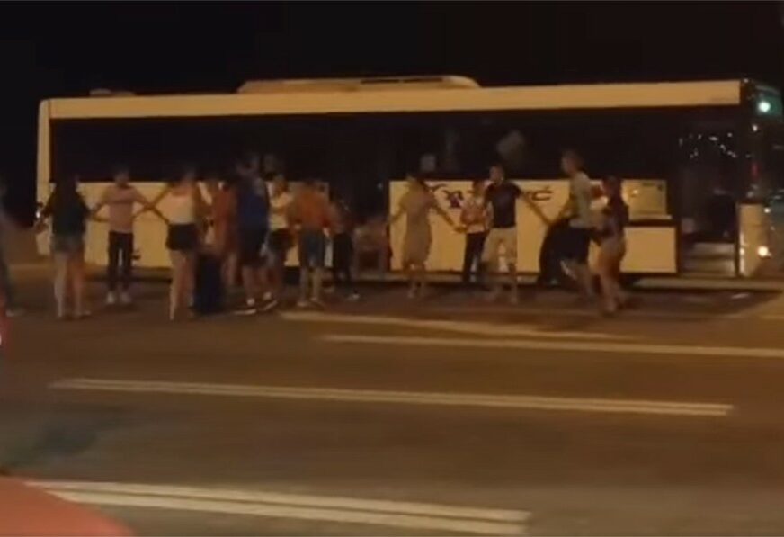 TOTALNI HIT Čekanje na granici može da bude naporno, ali oni su izašli autobusa i sve oduševili (VIDEO)