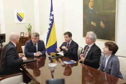 “NUŽNO USVAJANJE POTREBNIH REFORMI” Nakon susreta s ambasadorima oglasio se Komšićev kabinet