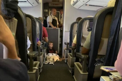 OSVOJILE INTERNET Stjuardese pomogle autističnom dječaku da prebrodi let