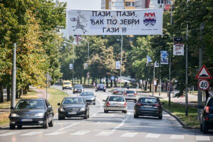 "PAZI, PAZI, ĐAK PO ZEBRI GAZI" Upozorenje vozačima zbog početka školske godine