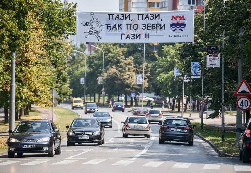 "PAZI, PAZI, ĐAK PO ZEBRI GAZI" Upozorenje vozačima zbog početka školske godine