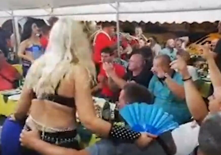 VRELINA ISPOD ŠATORA Trbušne plesačice golišave idu od stola do stola, ovo je PRAVO LICE GUČE (VIDEO)