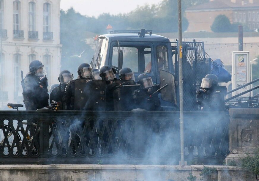 SUKOBI NA ULICAMA TOKOM SAMITA G7 Francuska policija vodenim topovima i suzavcima rastjeruje demonstrante (VIDEO)