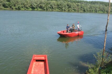 Sletio automobilom u rijeku: Visok vodostaj Drine u Bijeljini otežava traženje nestalog mladića