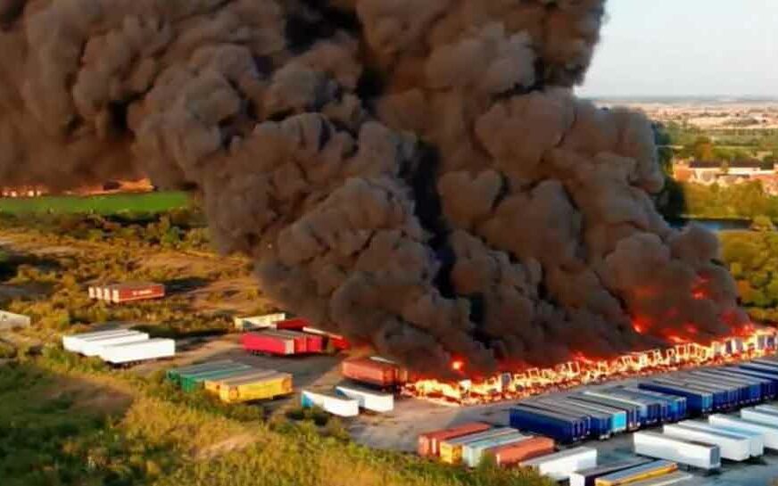 Vatra PROGUTALA 40 kamiona: Grad prekrio DŽINOVSKI OBLAK crnog dima (VIDEO)