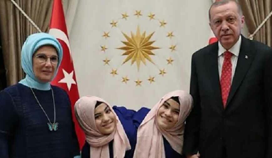 “NADAHNJUJU NAS POZITIVNIM MISLIMA” Porodica predsjednika Turske ugostila sijamske bliznakinje