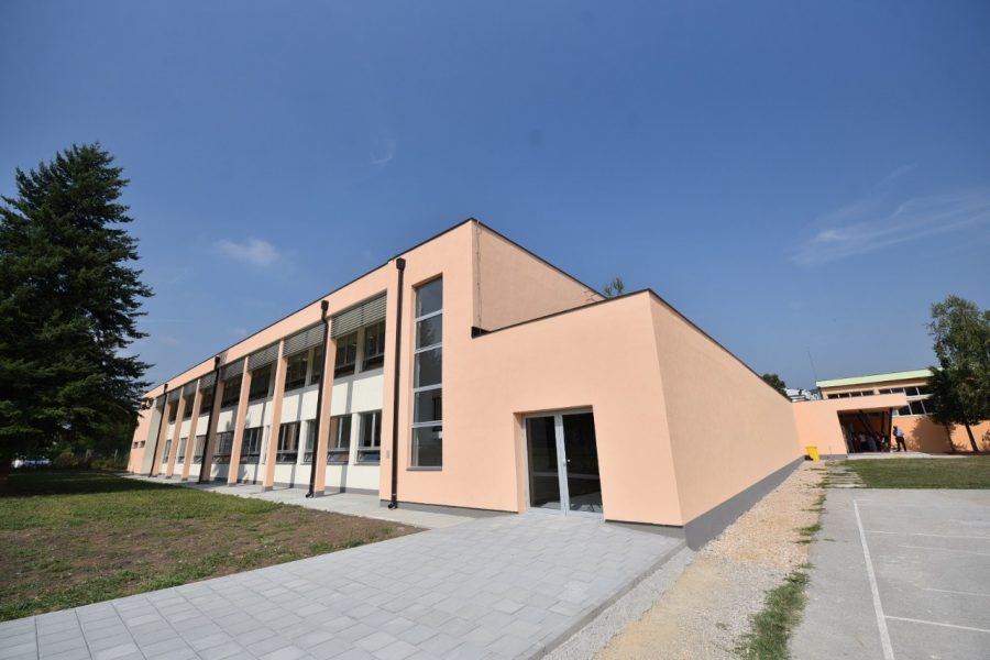 Puno nastavnika POZITIVNO NA KORONU: Najveća škola u Banjaluci prelazi na onlajn nastavu (FOTO)
