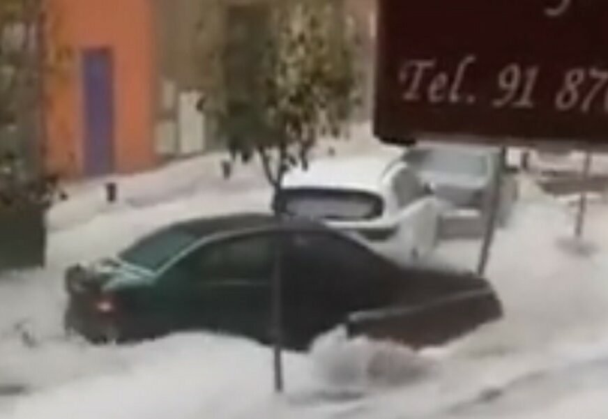 OLUJA POHARALA MADRID Ulice pretvorene u rijeke, voda nosila automobile (VIDEO)
