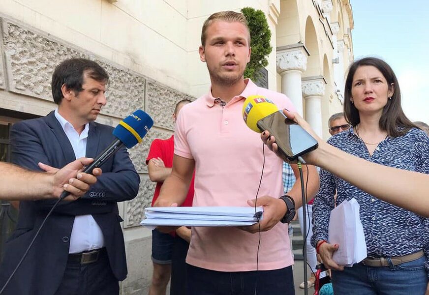 „ŽELIMO RJEŠENJA“ Stanivuković i Trivićeva predali potpise građana za PROVJERU DIPLOMA