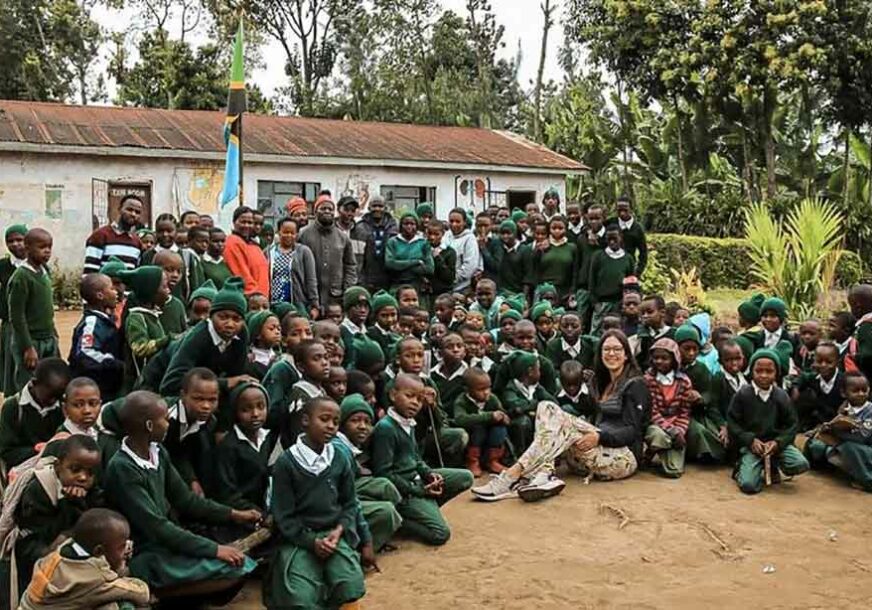 INTERNET VRIŠTI Naježićete se kad čujete kako djeca iz Tanzanije PJEVAJU NA SRPSKOM (VIDEO)