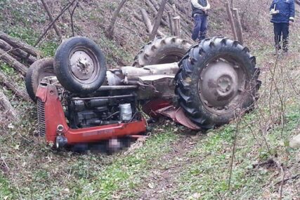Nesreća kod Doboja: Teško povrijeđen nakon prevrtanja traktora