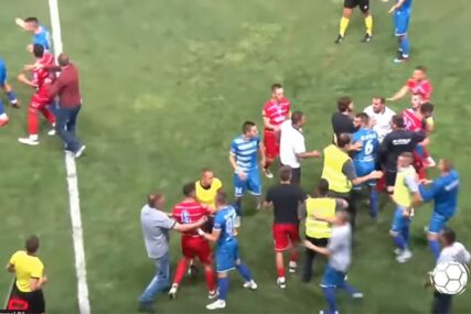 MASOVNO PESNIČENJE Postigao pogodak, dok je rival ležao na travi, pa SPASAVAO ŽIVU GLAVU (VIDEO)