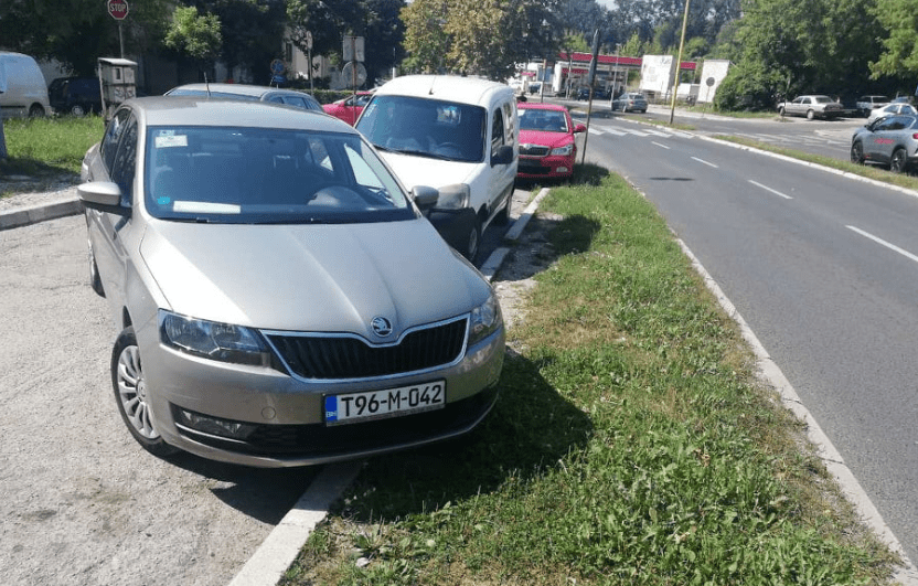 “BLOKIRAO ULICU DOK JE ISPIJAO KAFU” Službeni automobil parkirao nepropisno u Tuzli