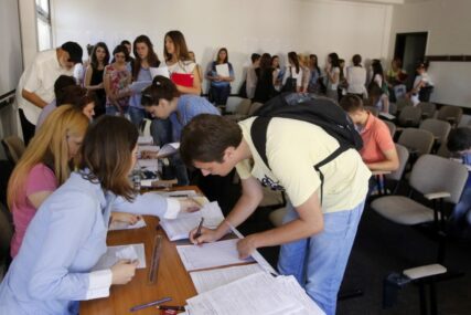 SREĆNO ĐACI Od ponedjeljka počinje upis učenika u srednje škole u Srpskoj