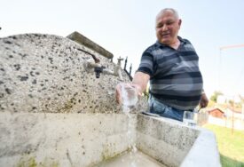 Zalijevaju bašte i pune bazene: Iz "Vodovoda" apelovali da građani racionalno troše vodu za piće