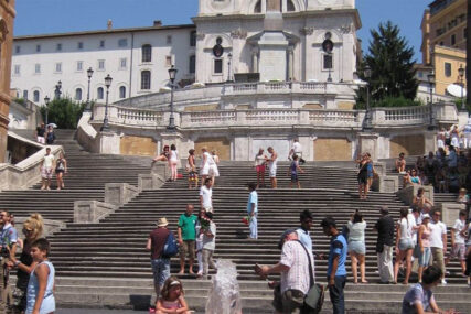 ZABRANJENO SJEDENJE NA ŠPANSKIM STEPENICAMA Velike kazne za odmaranje na jednom od simbola Rima