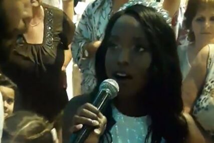 Kad Afrikanka na svadbi uzme mikrofon i zapjeva "Oj, Kosovo, Kosovo" svi se naježe (VIDEO)