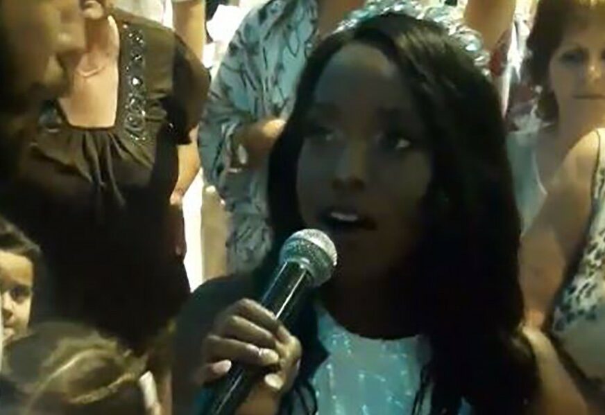 Kad Afrikanka na svadbi uzme mikrofon i zapjeva "Oj, Kosovo, Kosovo" svi se naježe (VIDEO)