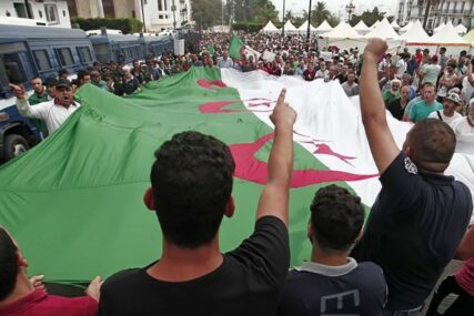 “GENERALI U KANTE ZA SMEĆE" Alžirci protestovali 31. nedjelju zaredom (VIDEO)