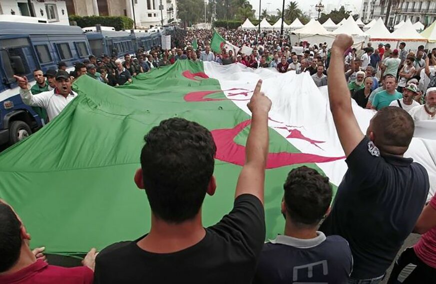 “GENERALI U KANTE ZA SMEĆE" Alžirci protestovali 31. nedjelju zaredom (VIDEO)