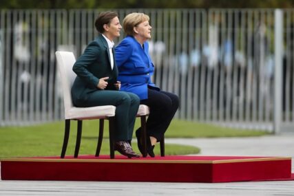 "KADA ĆE OBJASNITI ŠTA JOJ JE" Merkelova opet prekršila protokol i to je već SEDMI PUT