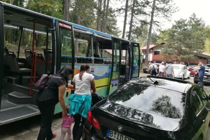 UZALUD APELI Svadbene limuzine spriječile Banj bus da putnike doveze do izletišta (FOTO)